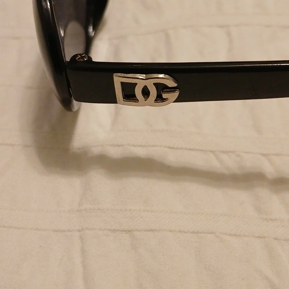 Sunglasses -(Pre-loved)